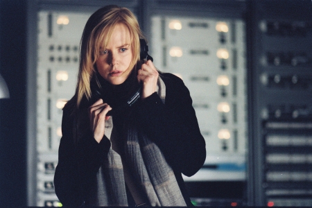 Tulkki (Nicole Kidman) on väärässä paikassa väärään aikaan - ja pahaksi onnekseen puhuu vielä väärää kieltäkin