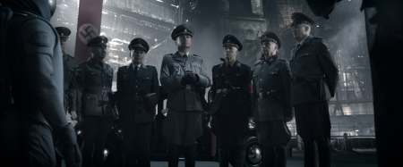 Kulttinimi Udo Kier Führerinä natsipäällystönsä kanssa